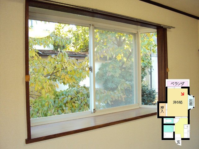 出窓です。外の景色は各お部屋により雰囲気が異なります。