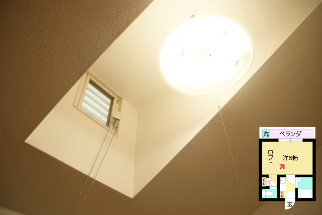 天井の明かり取りのがらり窓です。鎖で開ける事も出来ます。風通りが良くなります。