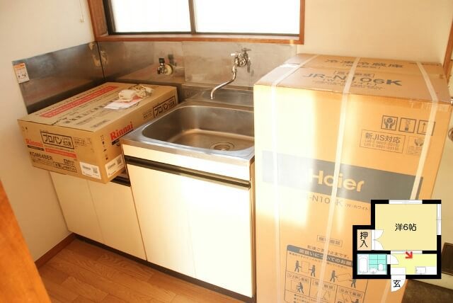 キッチンです。新品冷蔵庫とガス台置いてあります。あと洗濯機用意します（中古品）