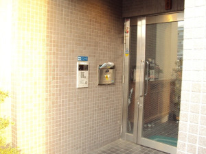 玄関です。郵便物は管理人の平山さんが各お部屋へ届けます。