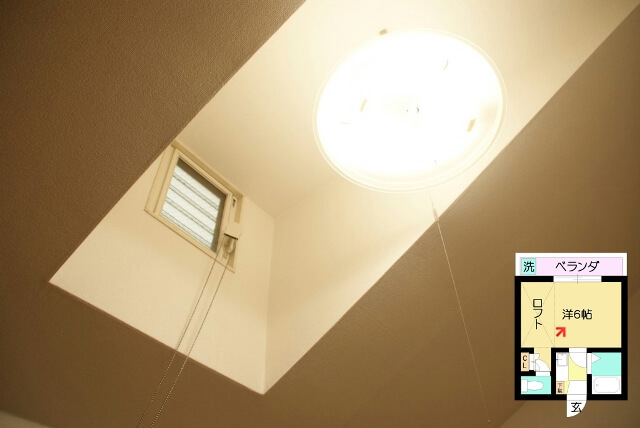天井の明かり取りのがらり窓です。鎖で開ける事も出来ます。風通りが良くなります。